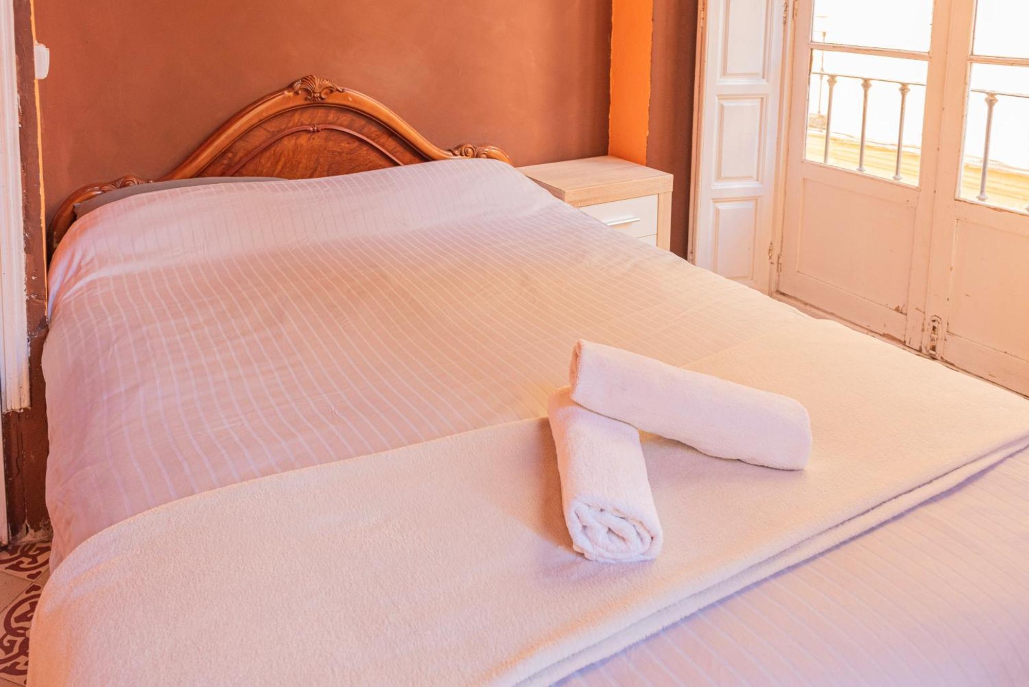 Private Rooms In Historic Building On The Square Málaga Exterior foto