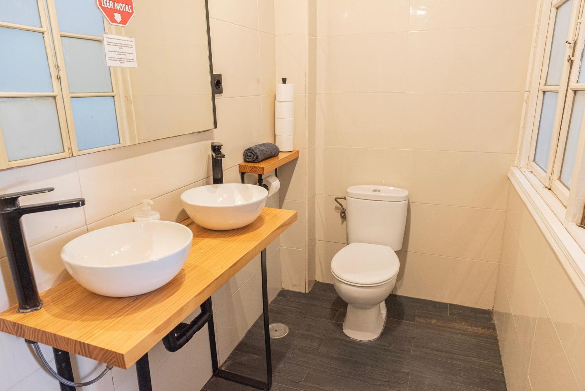 Private Rooms In Historic Building On The Square Málaga Exterior foto