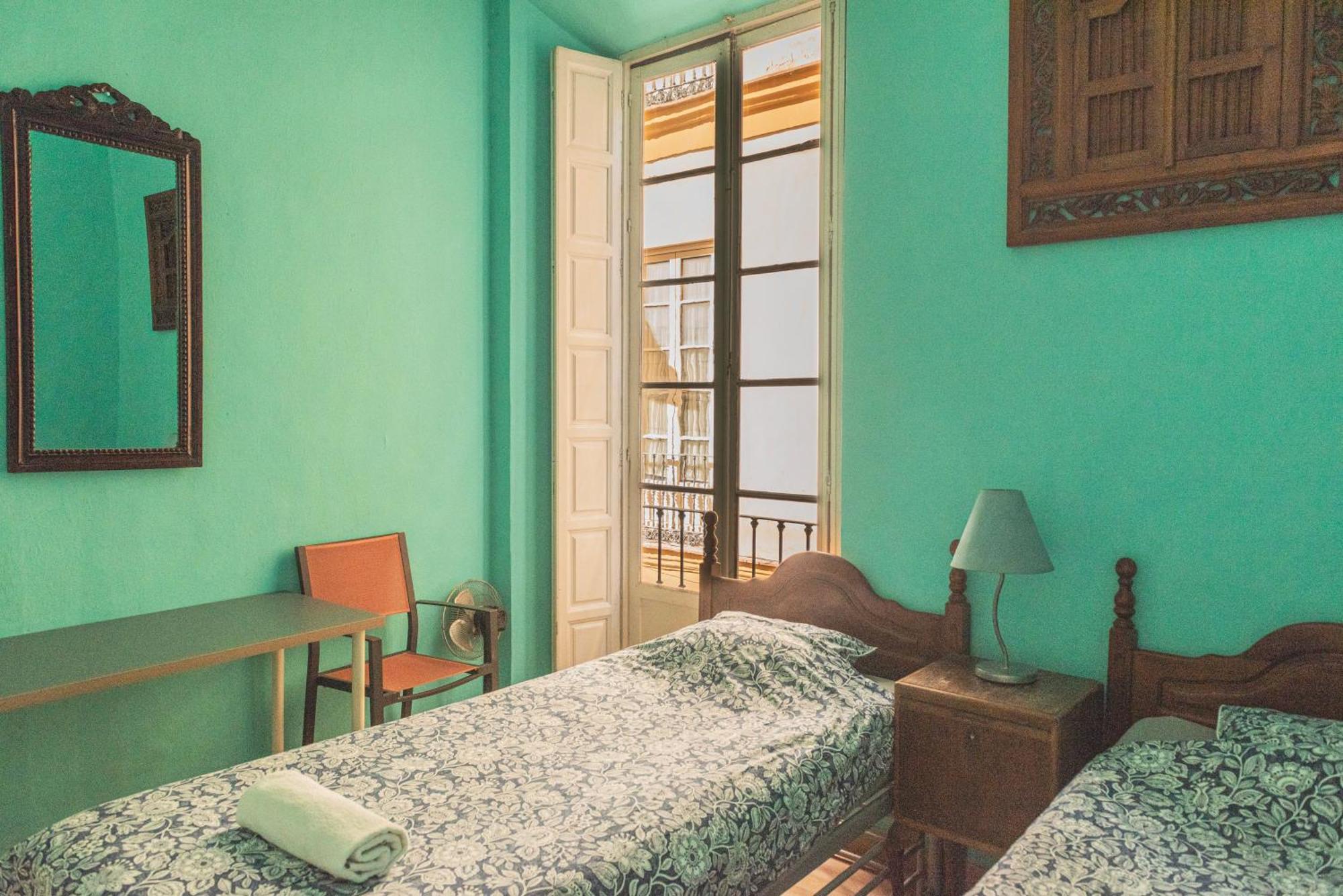 Private Rooms In Historic Building On The Square Málaga Exterior foto